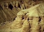 Qumran, vue extérieure de la grottte 4. Photo DR.